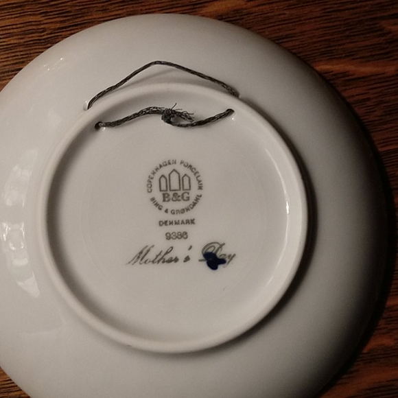 Bing & Grondahl Momma Elephant with baby 🐘 - Picture 4 of 5